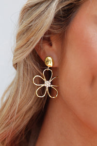 Vintage Cut Out Flower Pearl Decor Stud Earrings