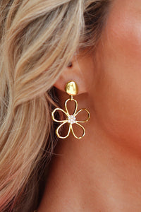 Vintage Cut Out Flower Pearl Decor Stud Earrings